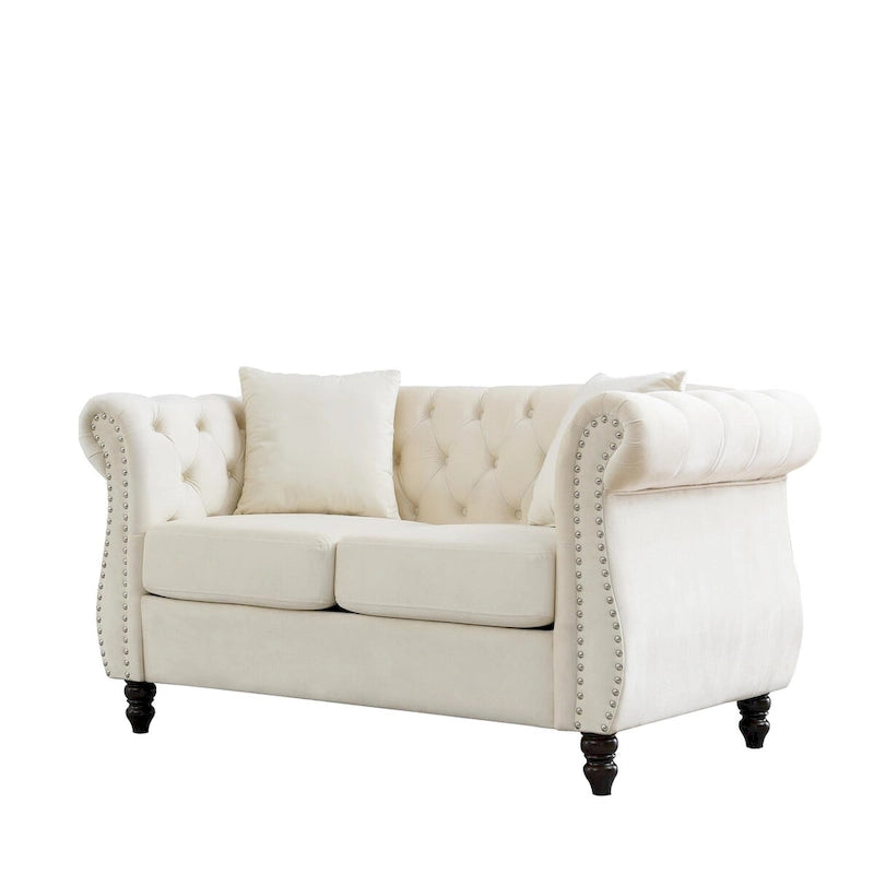 Causeuse en velours beige avec accoudoirs roulés et détails cloutés