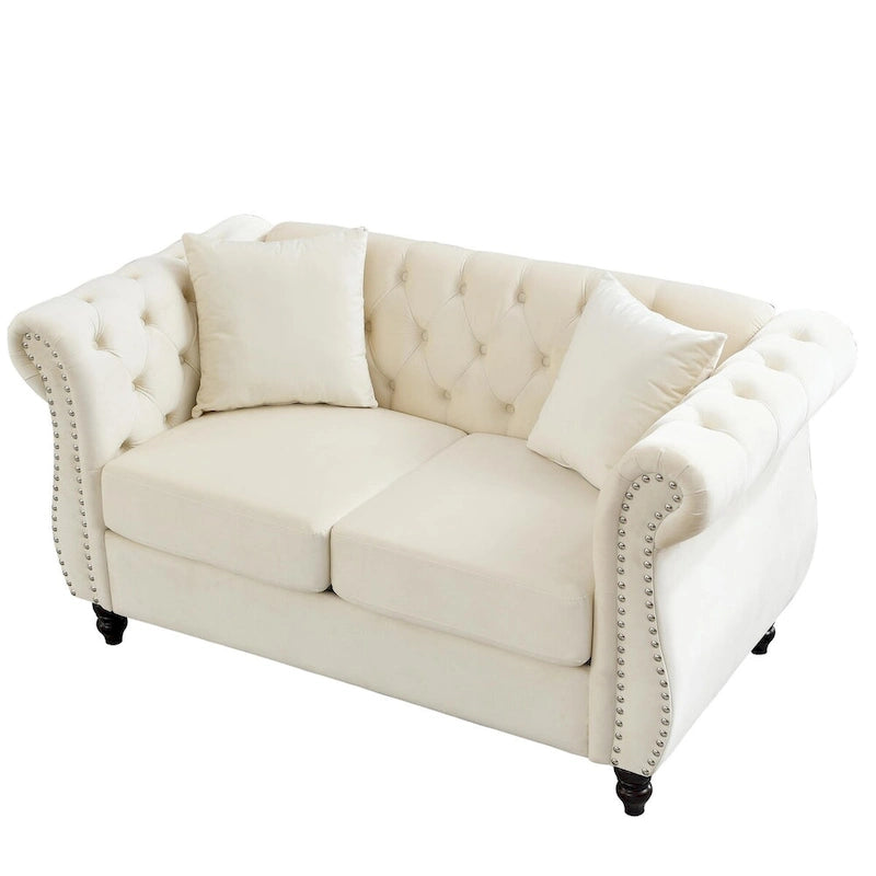 Causeuse en velours beige avec accoudoirs roulés et détails cloutés