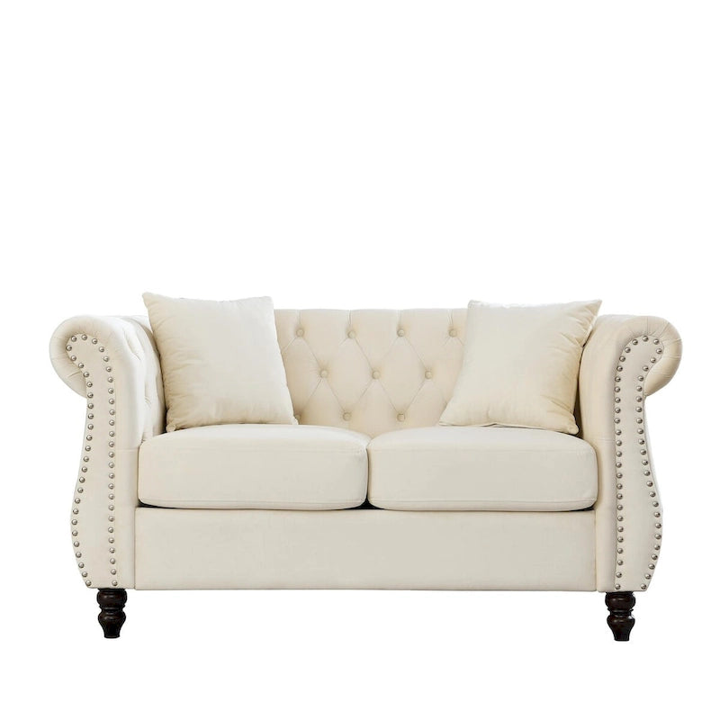 Causeuse en velours beige avec accoudoirs roulés et détails cloutés
