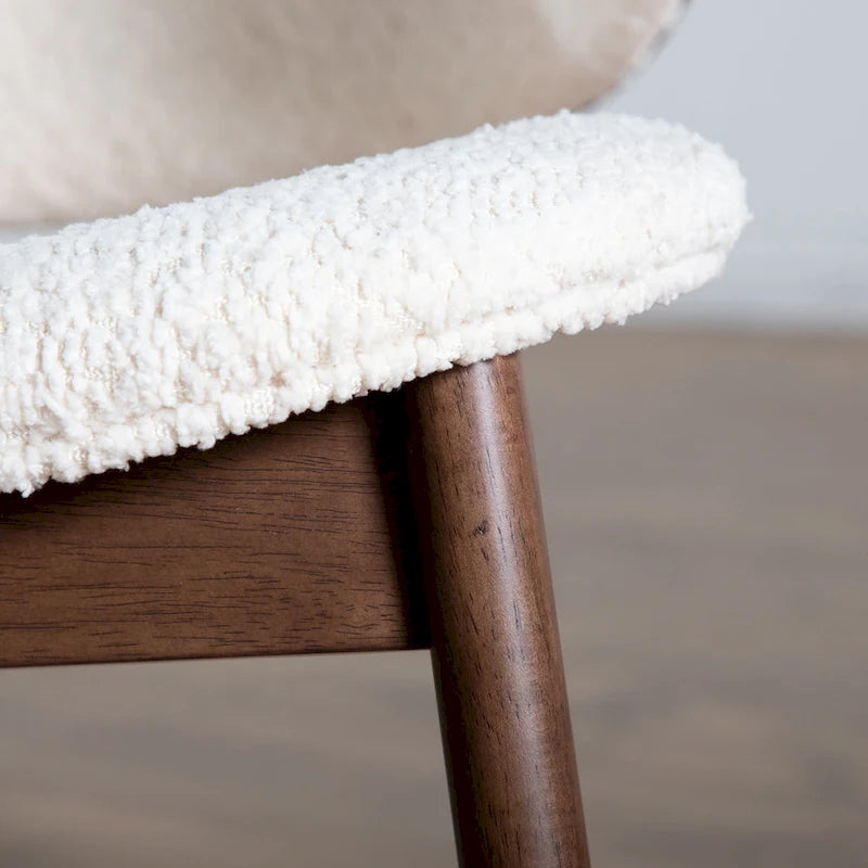 Ensemble de 2 pièces de fauteuil d'appoint et de table en noyer et tissu bouclé de style Mid-Century